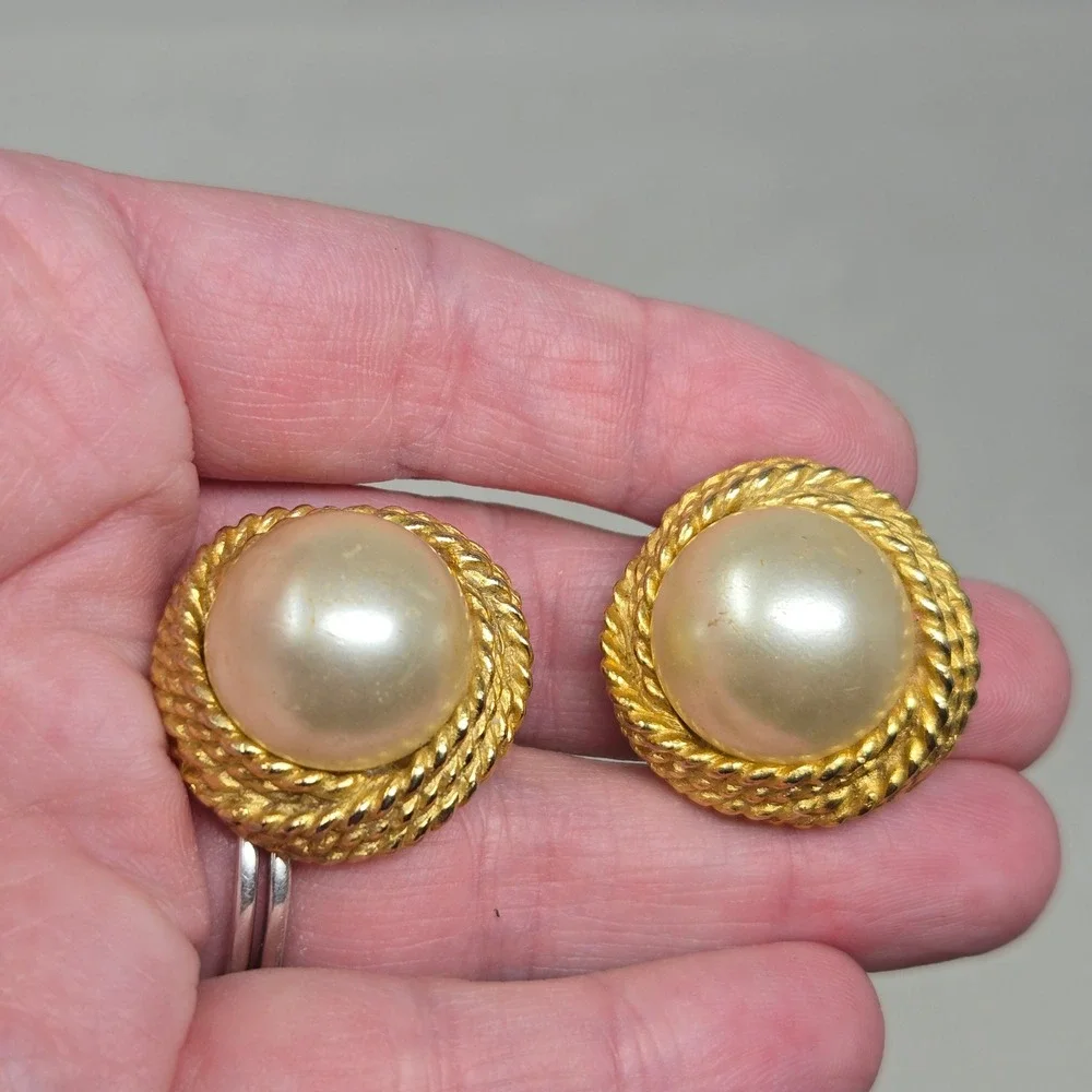 Vintage Gold Tone Mabe Pearl Rope Border‎ Clip On Earrings Round Button 1 Inch